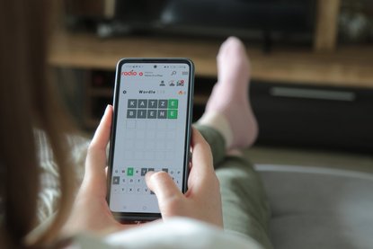 Jemand spielt Wordle auf dem Smartphone.