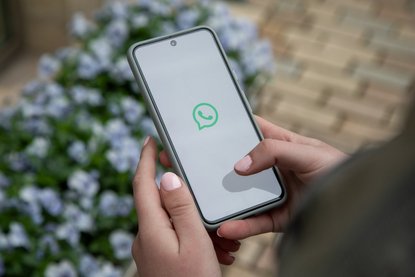 Smartphone mit WhatsApp-Icon auf dem Display.