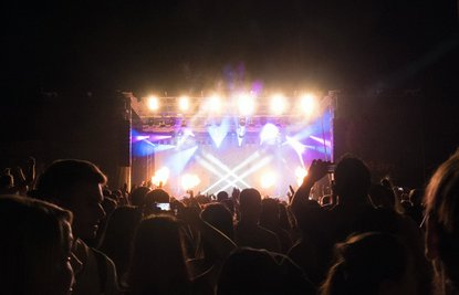 Feiernde Menge auf einem Konzert