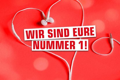 Kopfhörer mit Kabel formen ein Herz darauf steht der Schriftzug "Wir sind eure Nummer1!"