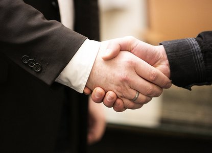 Hände, die sich schütteln