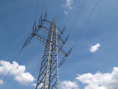 Hochspannungsleitung am Strommast